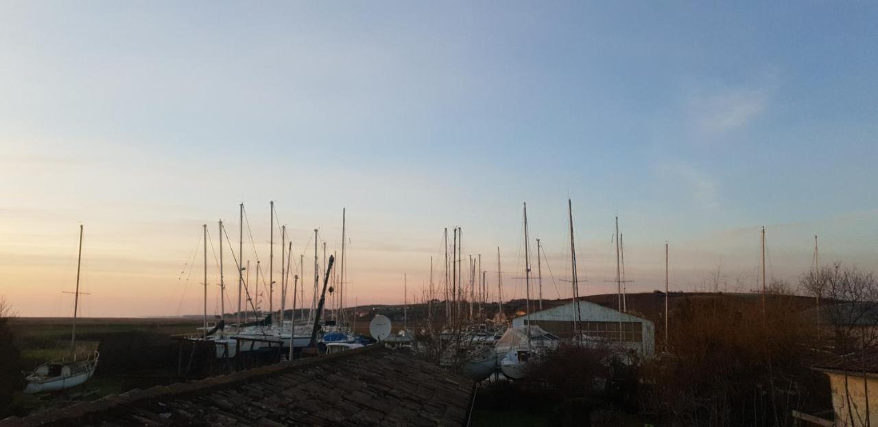 Grande Maison Charentaise: Estuaire Views & Sunset Splendor Mortagne-sur-Gironde Exterior photo